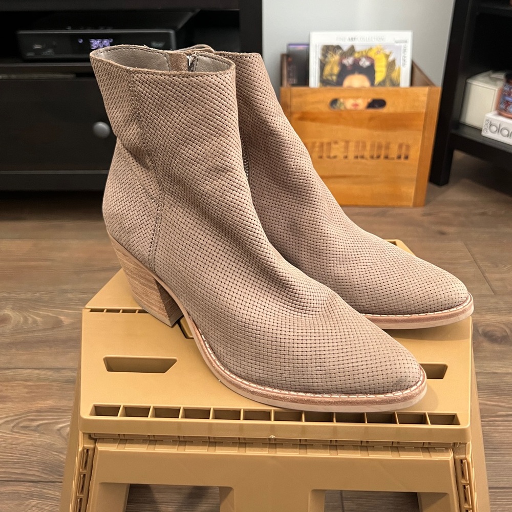 Dolce Vita women’s sz 6 heeled boot.